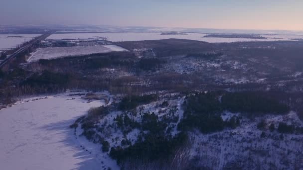 Vue du haut vers le bas de la forêt en hiver. Paysage hivernal dans la forêt. Survoler la forêt de sapins d'hiver. Vue du haut vers le bas des arbres enneigés. Les arbres dans la neige .