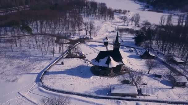 Ovanifrån Gammal Träkyrka Kishinev Republiken Moldavien Vinterlandskap Med Träkyrka — Stockvideo