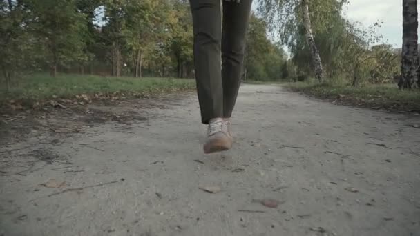 女性は屋外で歩く 自然とスポーツの概念 — ストック動画