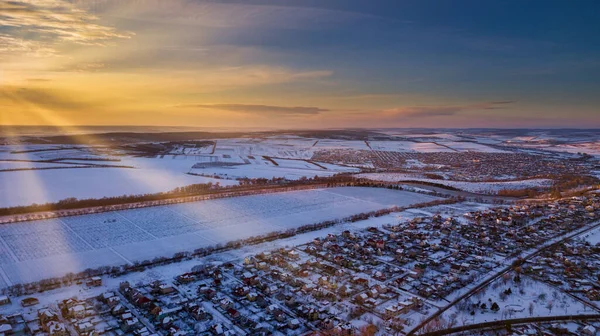 Şehrin en iyi banliyöleri ya da küçük kasabaların güzel evleri kış günbatımında bulutlu arka planda. Hava aracı fotoğraf konsepti.
