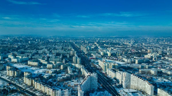 Górny widok na miasto zimą o zachodzie słońca na tle nieba. Koncepcja fotografowania dronów lotniczych. Kiszyniów, Republika Mołdowy. — Zdjęcie stockowe