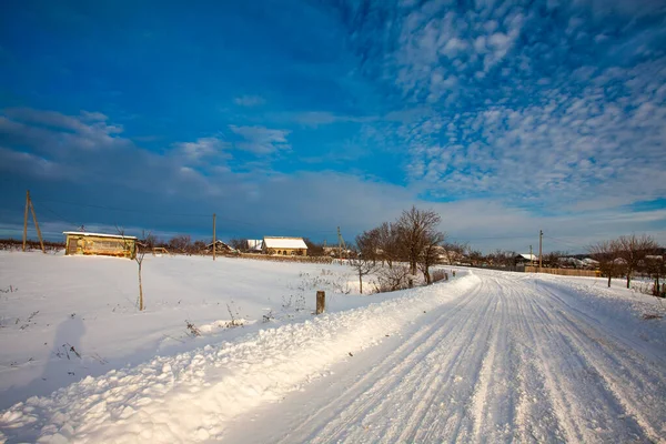 Порожня снігова покрита дорога в зимовому пейзажі — стокове фото