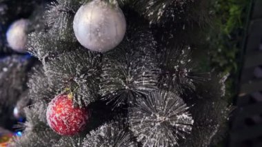 Geceleri parlayan bir Noel ağacı ışığını kapat. Süslemeleri ve aydınlatması olan yeni yıl ağacı. Xmas ağaç dekorasyonu arkaplanı.