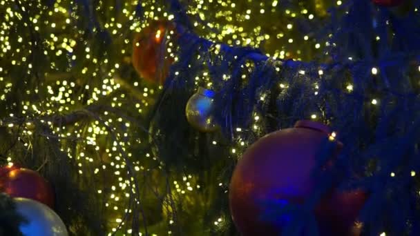 夜にはクリスマスツリーライトを閉じます 装飾や照明付きの新年モミの木 クリスマスツリーの装飾の背景 — ストック動画