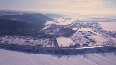 Kış mevsiminde bir otobanda bir dronun hava veya üst görüntüsü
