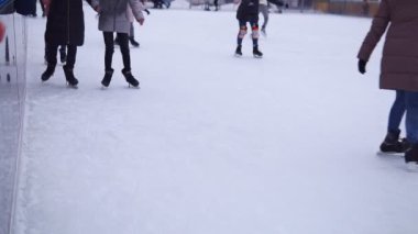 Güneşli bir günde buz pateni pisti üzerinde Patinaj insanlardır. Birçok kişi paten buz pateni kış açık.