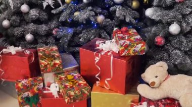 Geceleri parlayan bir Noel ağacı ışığını kapat. Süslemeleri ve aydınlatması olan yeni yıl ağacı. Xmas ağaç dekorasyonu arkaplanı.