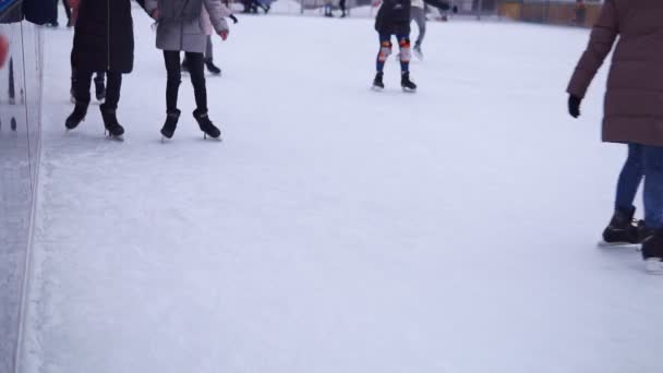 Gente Está Patinando Pista Hielo Día Soleado Muchas Personas Patinan — Vídeos de Stock