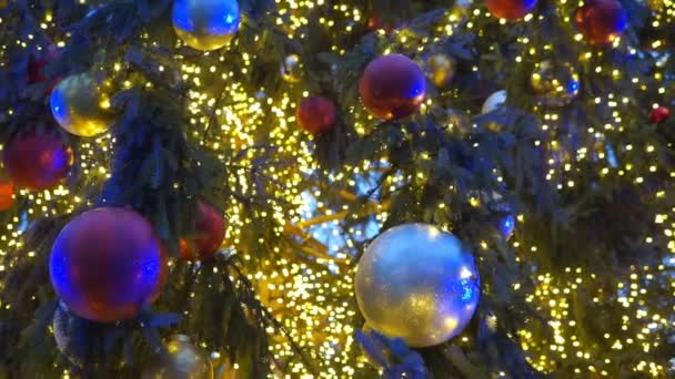 夜にはクリスマスツリーライトを閉じます 装飾や照明付きの新年モミの木 クリスマスツリーの装飾の背景 — ストック動画