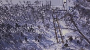 İnsansız hava aracı karla kaplı şehir parkının üzerinde uçuyor. Kar şehri, doğal soyutlama.
