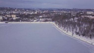 Parktaki donmuş göl üzerinde uçan kuşlar, Kishinev Moldova