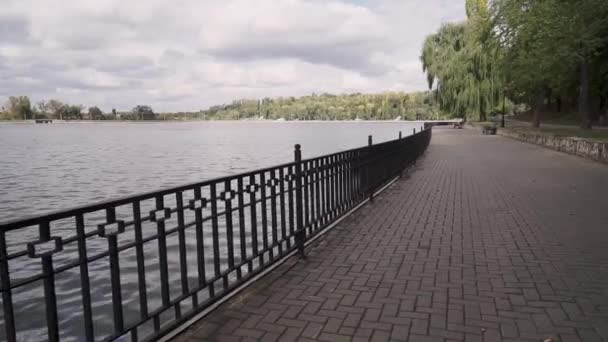Движение Камеры Перед Пустой Набережной Озера Городском Парке Осенний Пасмурный — стоковое видео
