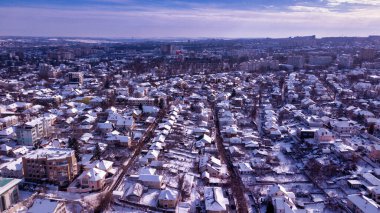 Şehrin en iyi banliyöleri ya da küçük kasabaların güzel evleri kış günbatımında bulutlu arka planda..
