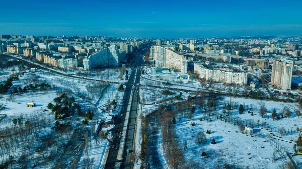 空を背景に日没で冬の都市のトップビュー。空中ドローン撮影のコンセプト. — ストック写真