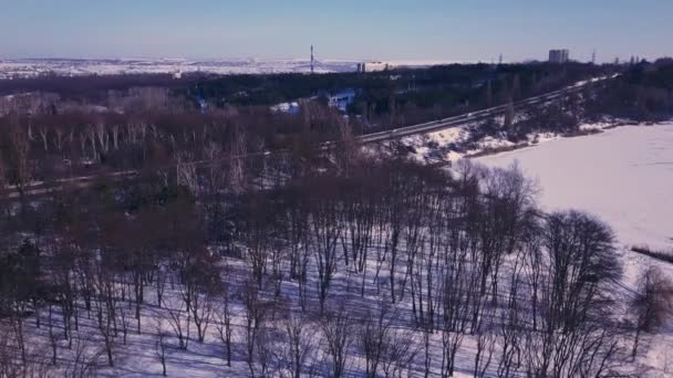 Vue du haut vers le bas de la forêt en hiver. Paysage hivernal dans la forêt. Survoler la forêt de sapins d'hiver. Vue du haut vers le bas des arbres enneigés. Les arbres dans la neige .