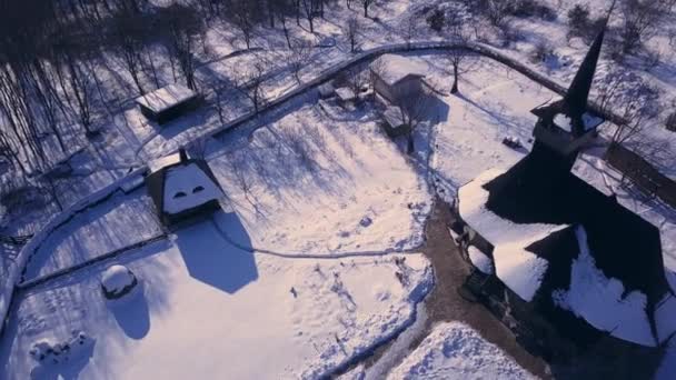 モルドバ共和国キシネフの古い木造教会のトップビュー 冬の風景白木の教会 — ストック動画