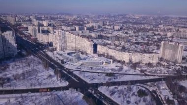 Kışın gökyüzünde günbatımında şehrin en iyi manzarası. İnsansız hava aracı video konsepti. 4 bin. Kishinev, Moldova Cumhuriyeti.