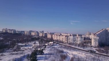 Kışın gökyüzünde günbatımında şehrin en iyi manzarası. İnsansız hava aracı video konsepti. 4 bin. Kishinev, Moldova Cumhuriyeti.