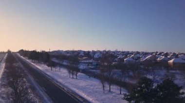 Şehir banliyölerinin ya da küçük kasabaların en iyi manzarası. Kış sabahı bulutlu arka planda güzel evler. Hava aracı fotoğraf konsepti.