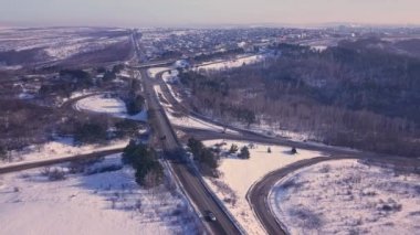 Kış mevsiminde bir otobanda bir dronun hava veya üst görüntüsü