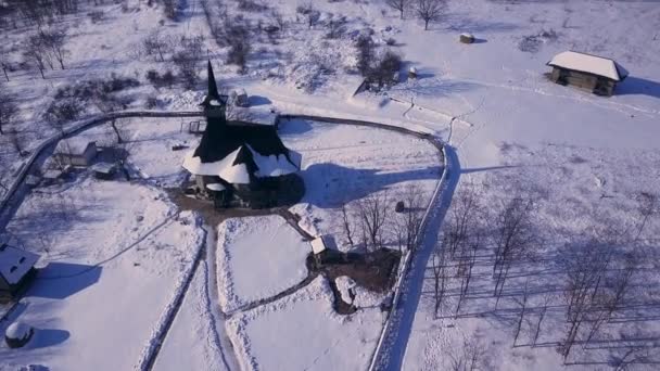 モルドバ共和国キシネフの古い木造教会のトップビュー 冬の風景白木の教会 — ストック動画