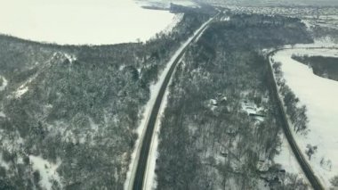 Kış mevsiminde bir otobanda bir dronun hava veya üst görüntüsü