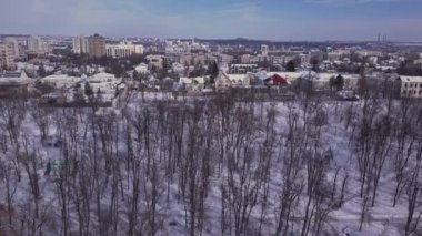 Kışın şehrin en iyi manzarası. İnsansız hava aracı video konsepti. 4 bin. Kishinev, Moldova Cumhuriyeti.