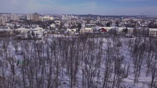 Vue sur la ville en hiver. Concept de vidéographie aérienne par drone. 4K. Kishinev, République de Moldavie .