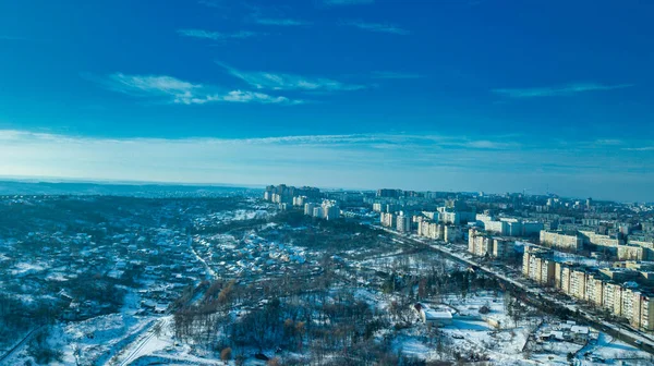 Vista superior da cidade no inverno ao pôr do sol no fundo do céu. Conceito de fotografia aérea de drones. Kishinev, República da Moldávia . — Fotografia de Stock