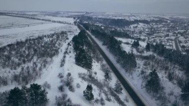 Kış mevsiminde bir otobanda bir dronun hava veya üst görüntüsü