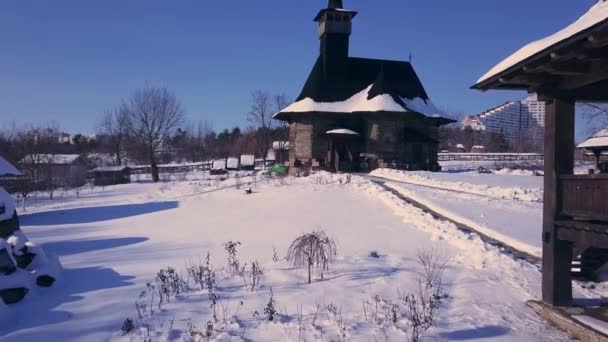 摩尔多瓦共和国基希讷夫一座古老的木制教堂的俯瞰图 冬季景观白色木制教堂 — 图库视频影像