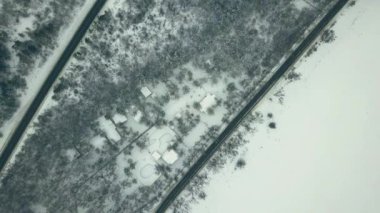 Kış mevsiminde bir otobanda bir dronun hava veya üst görüntüsü