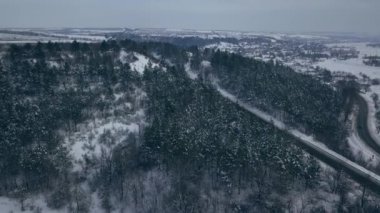 Kış mevsiminde bir otobanda bir dronun hava veya üst görüntüsü
