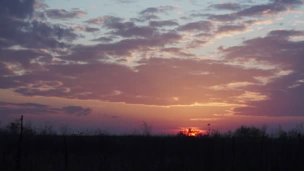 黄昏时分 橙色到红色的蓬松的云彩在充满活力的蓝色日落的天空中飘扬 秋天的风景 — 图库视频影像