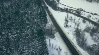 Kış mevsiminde bir otobanda bir dronun hava veya üst görüntüsü