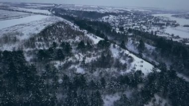 Kış mevsiminde bir otobanda bir dronun hava veya üst görüntüsü