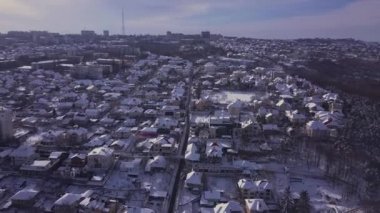 Kışın şehrin en iyi manzarası. İnsansız hava aracı video konsepti. 4 bin. Kishinev, Moldova Cumhuriyeti.