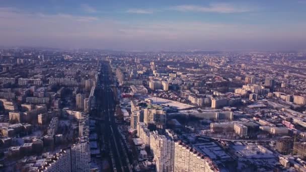 空を背景に日没で冬の都市のトップビュー 空中ドローン映像のコンセプト 4Kだモルドバ共和国キシネフ — ストック動画