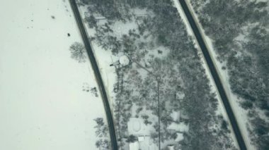 Kış mevsiminde bir otobanda bir dronun hava veya üst görüntüsü