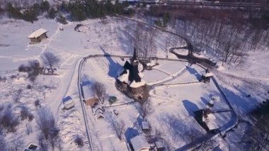 Moldova Cumhuriyeti, Kishinev 'deki eski ahşap bir kilisenin üst manzarası. Kış manzarası Whit ahşap kilise