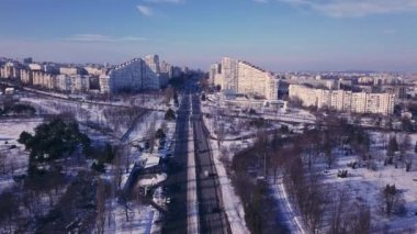 Kışın gökyüzünde günbatımında şehrin en iyi manzarası. İnsansız hava aracı video konsepti. 4 bin. Kishinev, Moldova Cumhuriyeti.
