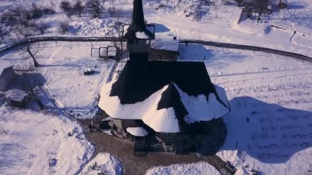 Ovanifrån Gammal Träkyrka Kishinev Republiken Moldavien Vinterlandskap Med Träkyrka — Stockvideo