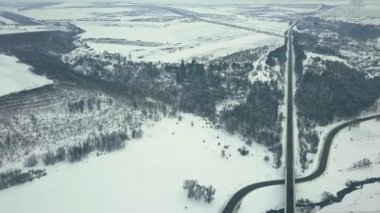 Kış mevsiminde bir otobanda bir dronun hava veya üst görüntüsü