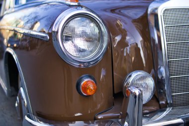 Yakın çekimde retro bir araba parçası.