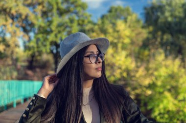 Duygusal açıdan mutlu, uzun saçlı, esmer bir kadına yakın durun. 