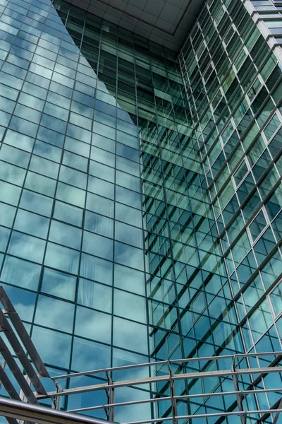 Unterseite panoramischer und perspektivischer Blick auf stahlblaue Glashochhäuser — Stockfoto