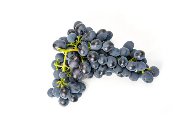 Червоний виноград з листям ізольований на білому тлі — стокове фото