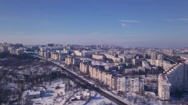 Kışın gökyüzünde günbatımında şehrin en iyi manzarası. İnsansız hava aracı video konsepti. 4 bin. Kishinev, Moldova Cumhuriyeti.