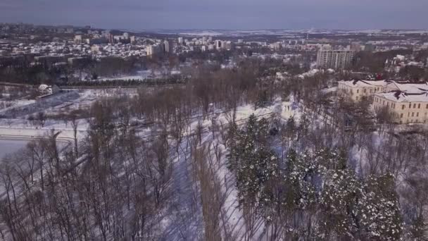 Le drone survole le parc municipal enneigé. Neige, abstraction naturelle 