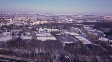 Kışın gökyüzünde günbatımında şehrin en iyi manzarası. İnsansız hava aracı video konsepti. 4 bin. Kishinev, Moldova Cumhuriyeti.